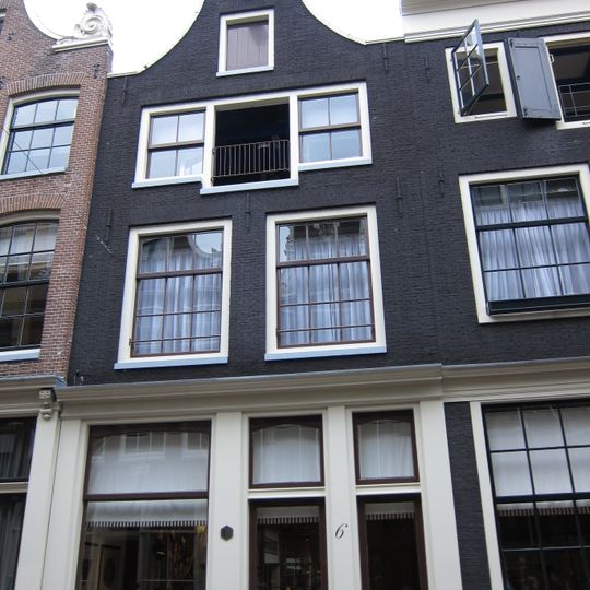 Pand met gevel onder rollagentop