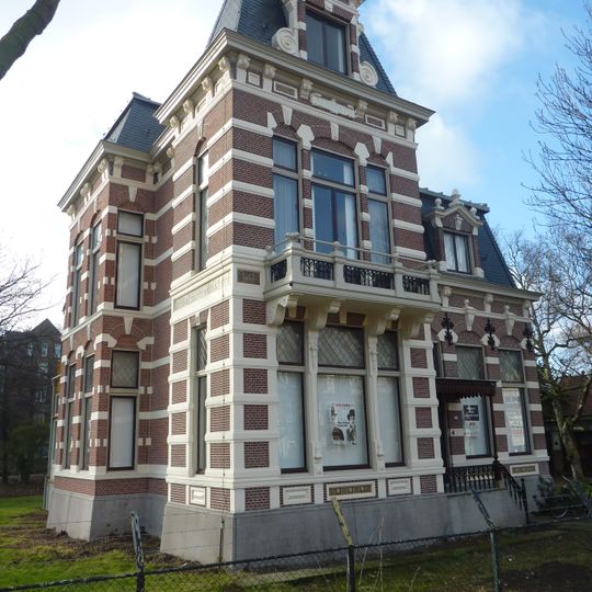Villa, oorspronkelijk als directeurswoning gebouwd behorend bij het academisch ziekenhuis, in neo-Franse Renaissancestijl