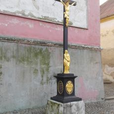 Kříž v Černovicích u zvonice