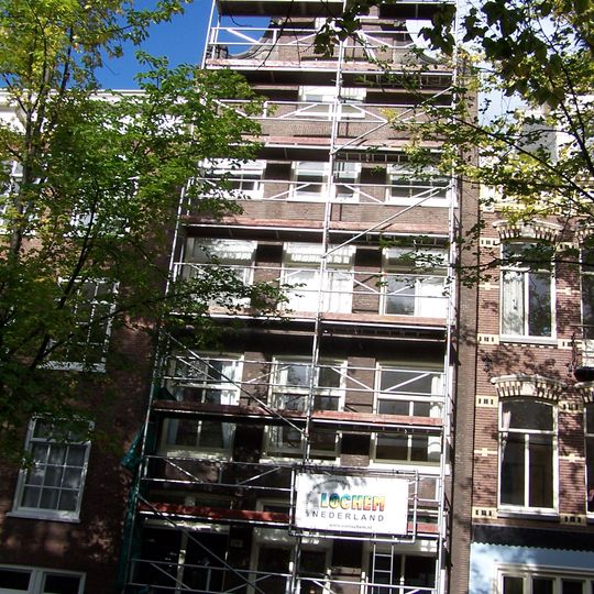 Pand met halsgevel met ruitpatroon in de vleugelstukken en palmet in de afdekking