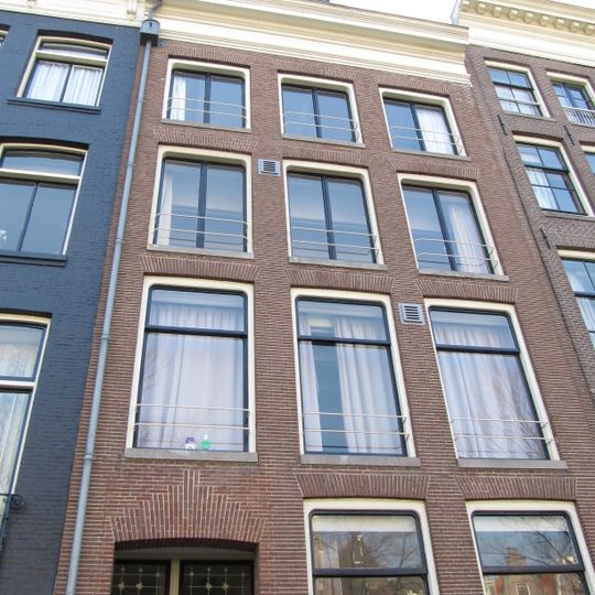 Huis met gevel onder rechte lijst en rondbogige dakkapel