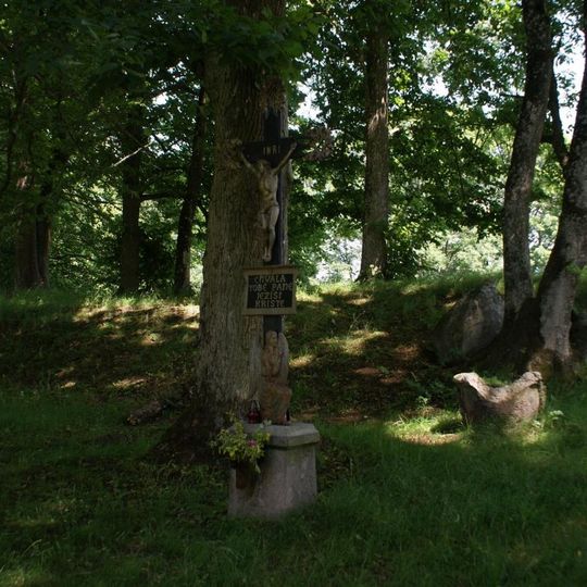 Pamětní kříž severovýchodně od poutního kostela svaté Anny u Všerub