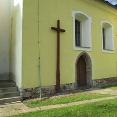 Kříž u kostelní zdi v Častrově