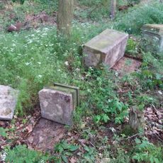 Rozvalený podstavec sochy jihozápadně od Lubence