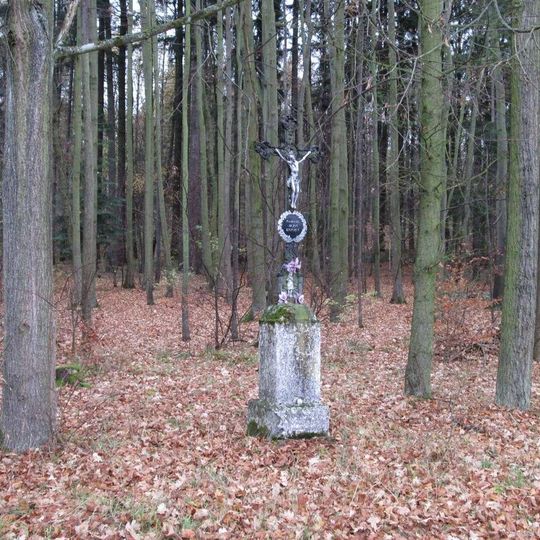 Kříž severozápadně od Lučic u křižovatky