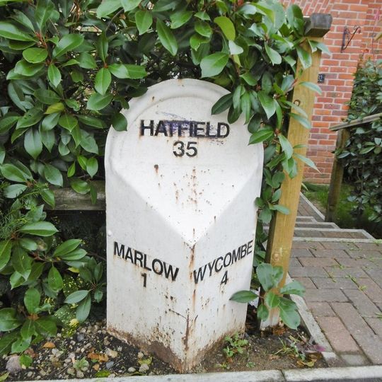 Milepost, Wycombe Road; peak of hill before island