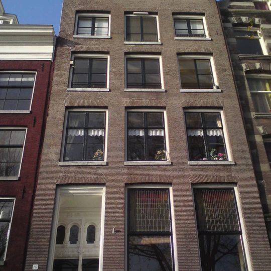 Pand met gevel onder gesneden rechte lijst met consoles