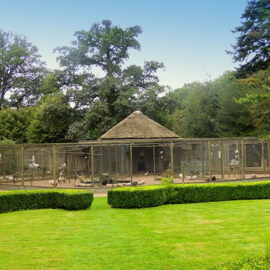 Vijversburg, houten volière