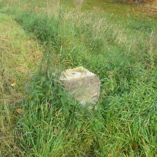 Podstavec ulomeného kříže u silnice 225 na západním okraji Žatce