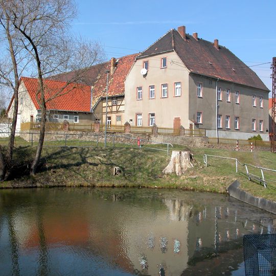 Wohnhaus und Seitengebäude eines Vierseithofes Geithainer Straße 42