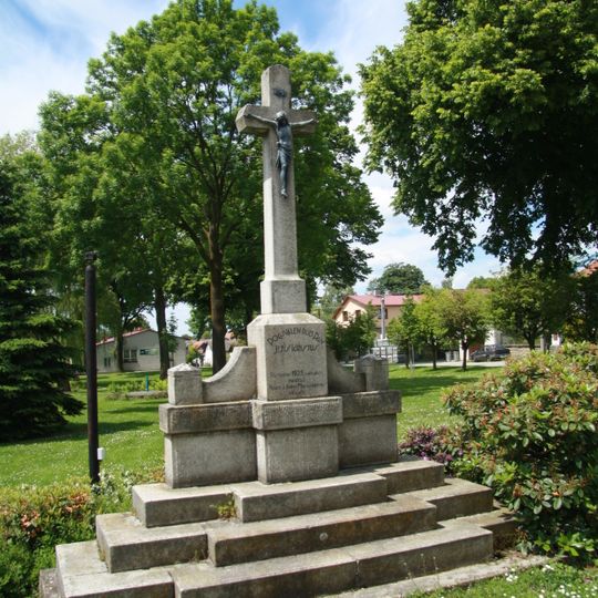 Kříž před kostelem sv. Jana Křtitele v Kalištích