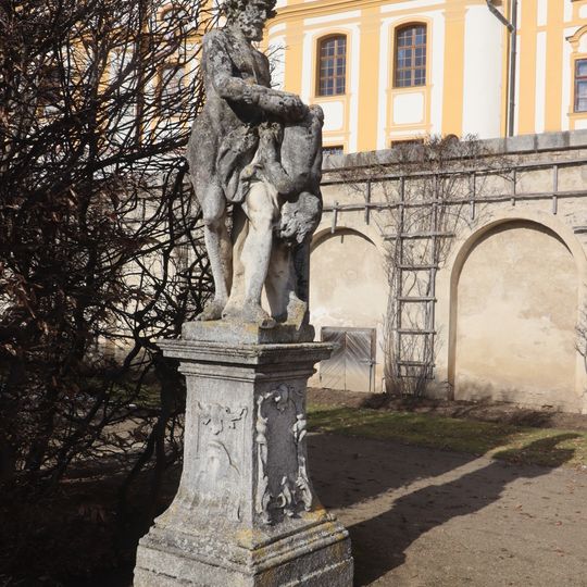 Socha Saturna v zámeckém parku v Jaroměřicích nad Rokytnou