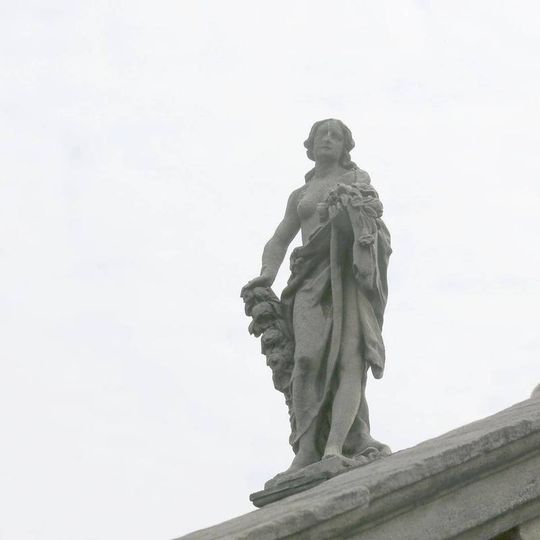 Socha Flory na horní balustrádě glorietu v Růžové zahradě zámku v Děčíně