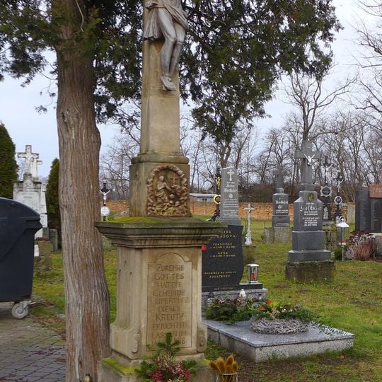 Kříž na hřbitově