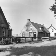 Karakteristiek dubbel Amelander huis onder zadeldak tussen topgevels