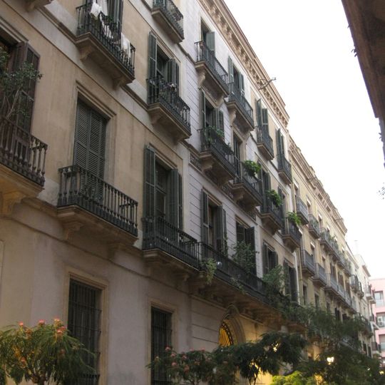 Edifici d'habitatges passatge de la Pau, 10