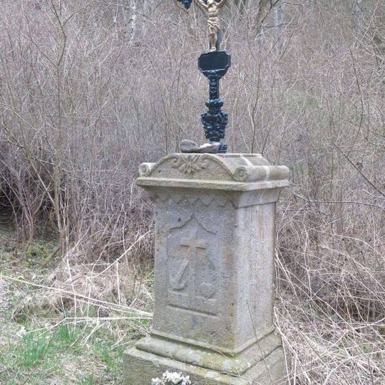 Kříž na lesní cestě od trati do Záhořic