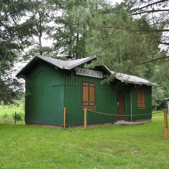 Bahnhofsgebäude mit Abortgebäude und Wagenkasten Käbschütz -