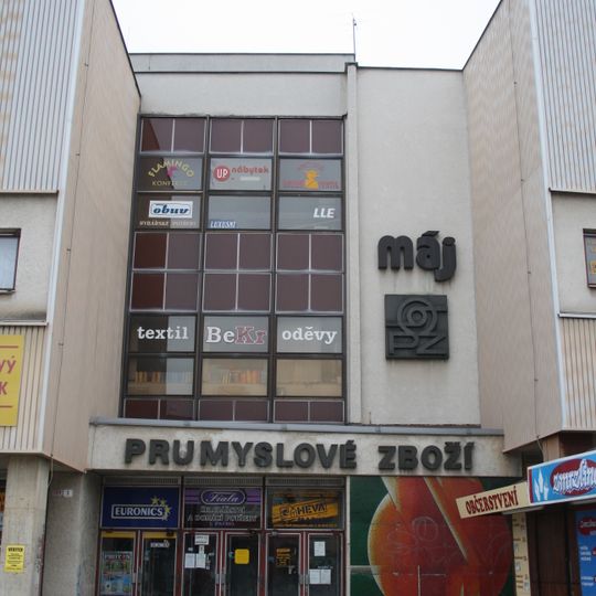 Měděný plastický obchodní symbol Obchod průmyslovým zbožím a nápis Průmyslové zboží na budově obchodního střediska Domácí potřeby v Havlíčkově ulici