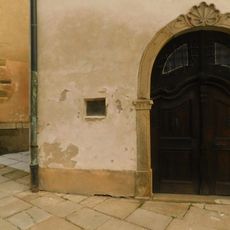 Pamětní deska na kostele Nanebevzetí Panny Marie v Havlíčkově Brodě