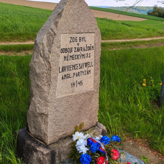 Pomník Lawrence Saywela v Miřetíně severní okraj obce