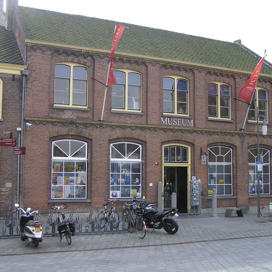 Voormalig schoolgebouw bij het weeshuis