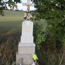 Kříž u cesty severně od Třebenic