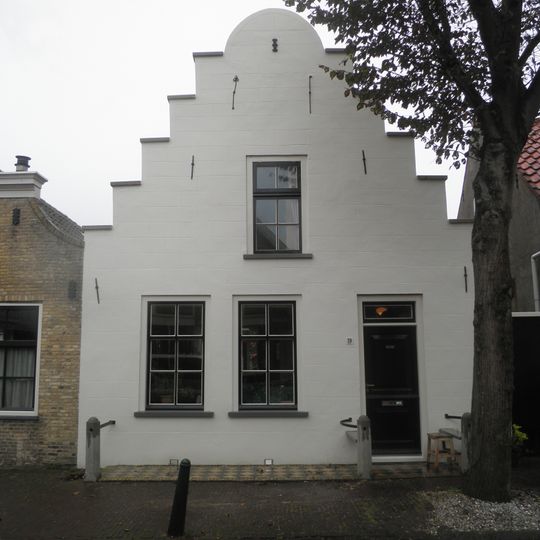 Pand met gepleisterde trapgevel