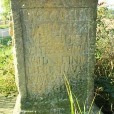 Podstavec ulomeného kříže u silnice do Chotiněvsi