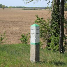 Wegestein Kamenzer Straße (an der Eisenbahnstrecke)