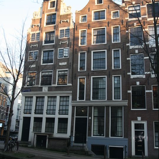 Monumentaal hoekpand met achterhuis