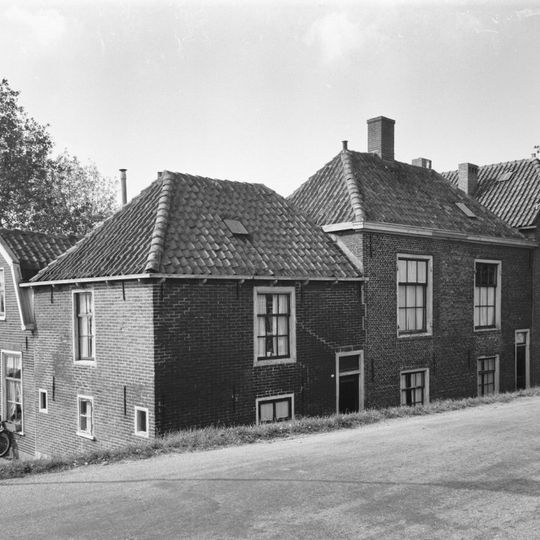 Pand met geveltje met rechte daklijst