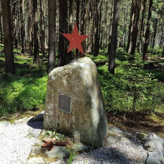 Pomník členu sovětského výsadku Platonovovi Na Rovinách v Brdech