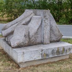 Plastika Symetrie na Cestě mramoru v Dobřichovicích