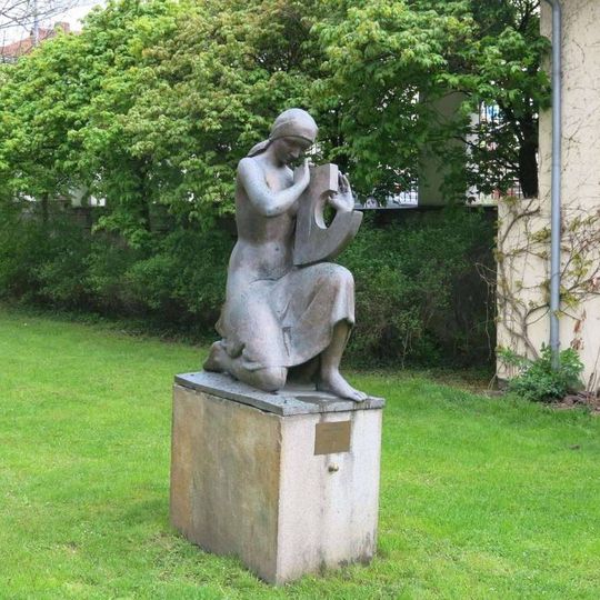 Socha Géniu Bedřicha Smetany v parku za Muzeem keramiky v Berouně