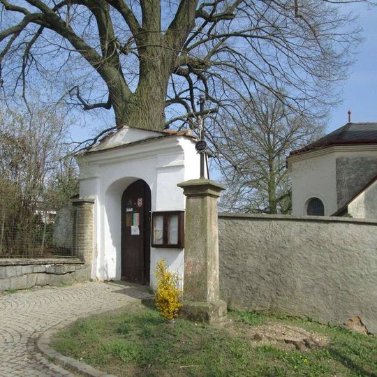 Kříž u kostela v Těnovicích