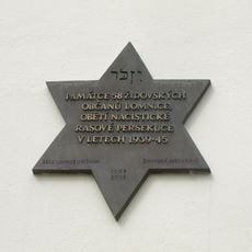 Pamětní deska obětí holokaustu v Lomnici