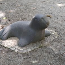 Eine von zwei Robbenskulpturen.