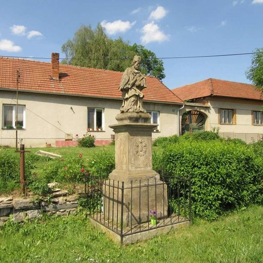 Socha Jana Nepomuckého ve Dzbelu na návsi
