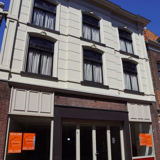 Pand onder zadeldakkap tegen puntvormige achtergevel