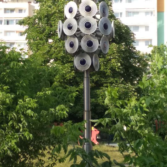 Plastika Strom života u školky ve Vítězné ulici v Slaném