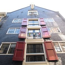 Hoekpand, voormalige suikerraffinaderij met pakhuisgevel