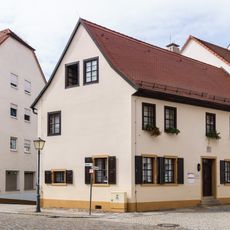 Wohnhaus in halboffener Bebauung und in Ecklage Kreuzgasse 10