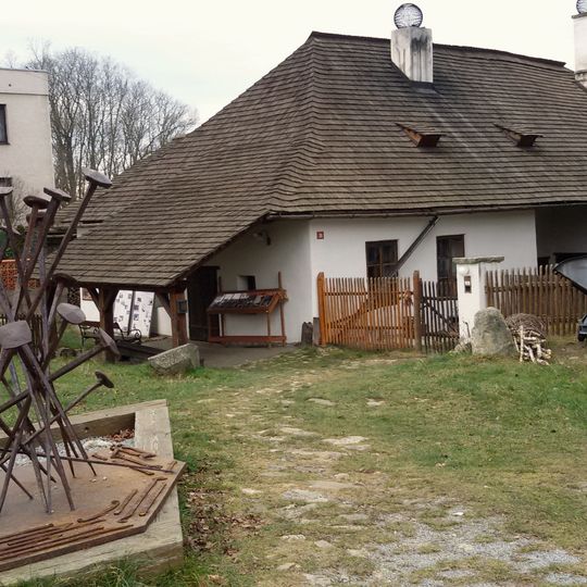 Kovová plastika Hřebíky před historickou kovárnou v Nových Hradech