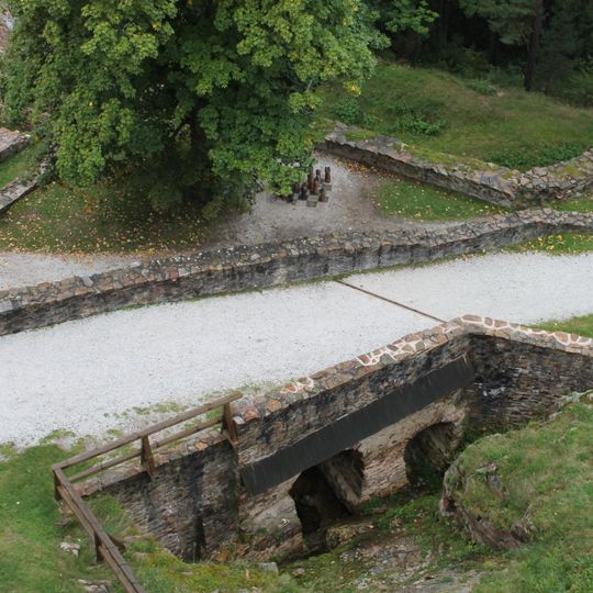 Most cesty na nádvoří hradu Velhartice