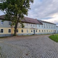 Mittelgasthof mit anschließendem Tanzsaal und Vorplatz, ohne hinten anschließenden Wirtschaftshof (3 Seiten) Hauptstraße 99