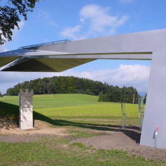 Römerzeitlicher Grabhügel mit Grabstele in Lebing