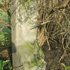 Podstavec ulomeného kříže u silnice 15 východně od Jenčic