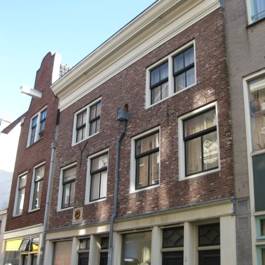 Pand met latere gevel onder rechte lijst