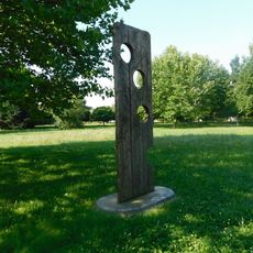 Plastika Maasdammer v parku před poliklinikou v Otrokovicích